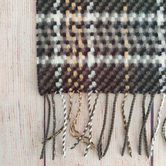 Soft plaid fringed scarf - Picture 5 of 7